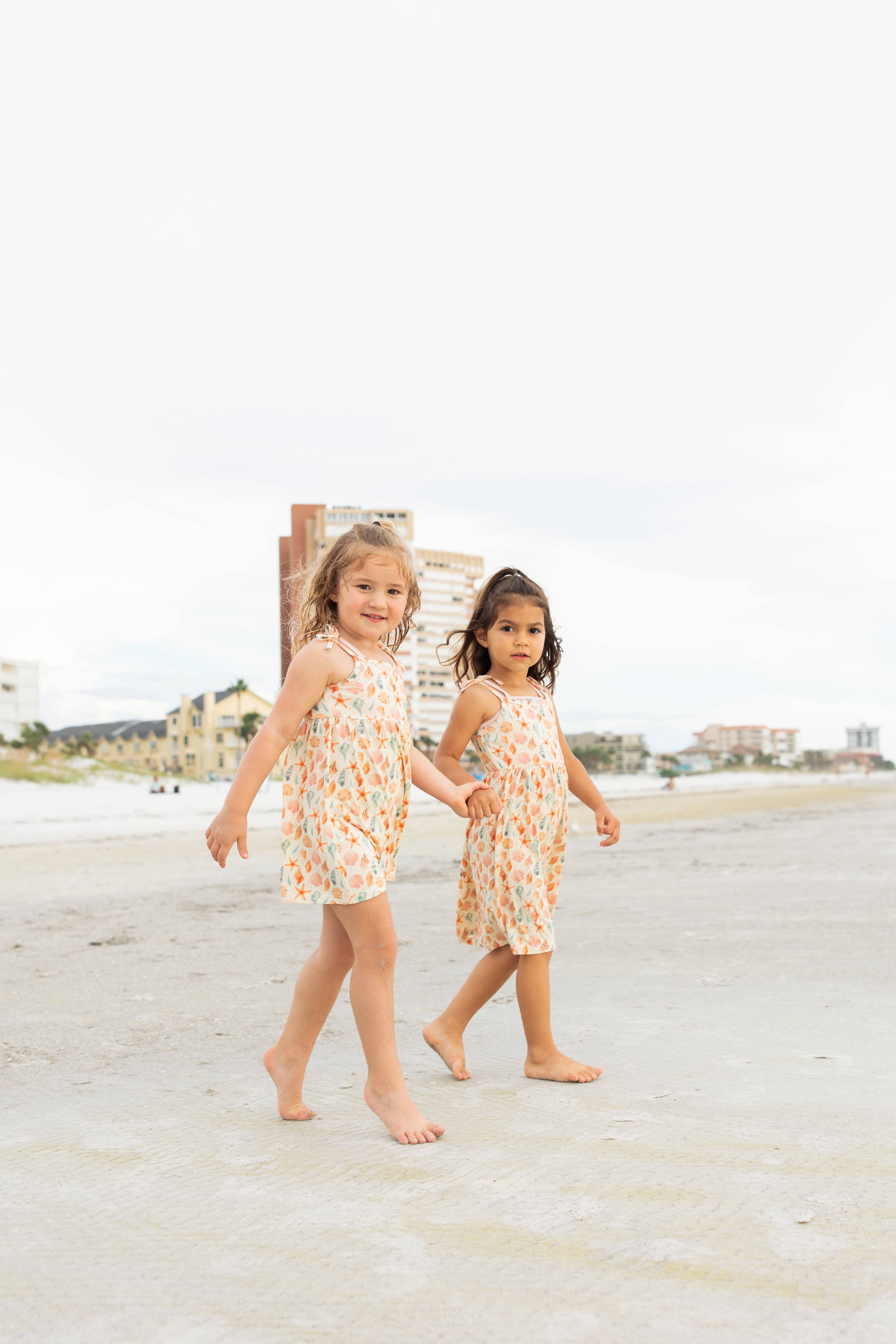 Beige/Multi Prendisole in bambù per bambini Sandy Seashells Beachy in vendita all'ingrosso su Faire1