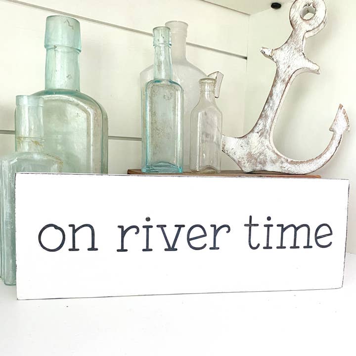 na placa de hora do rio, decoração de casa no rio, casa rústica de cabine por atacado de Anchored Soul Designs