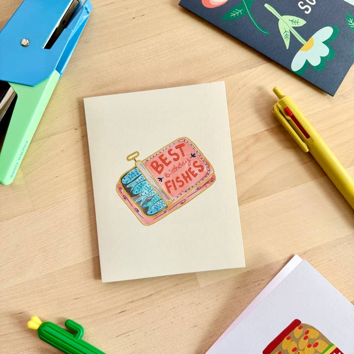 Marigold Press – Großhandel Geburtstagskarten – Lustige Sardinen-Geburtstagskarte mit Motiv „Best Birthday Fishes“3