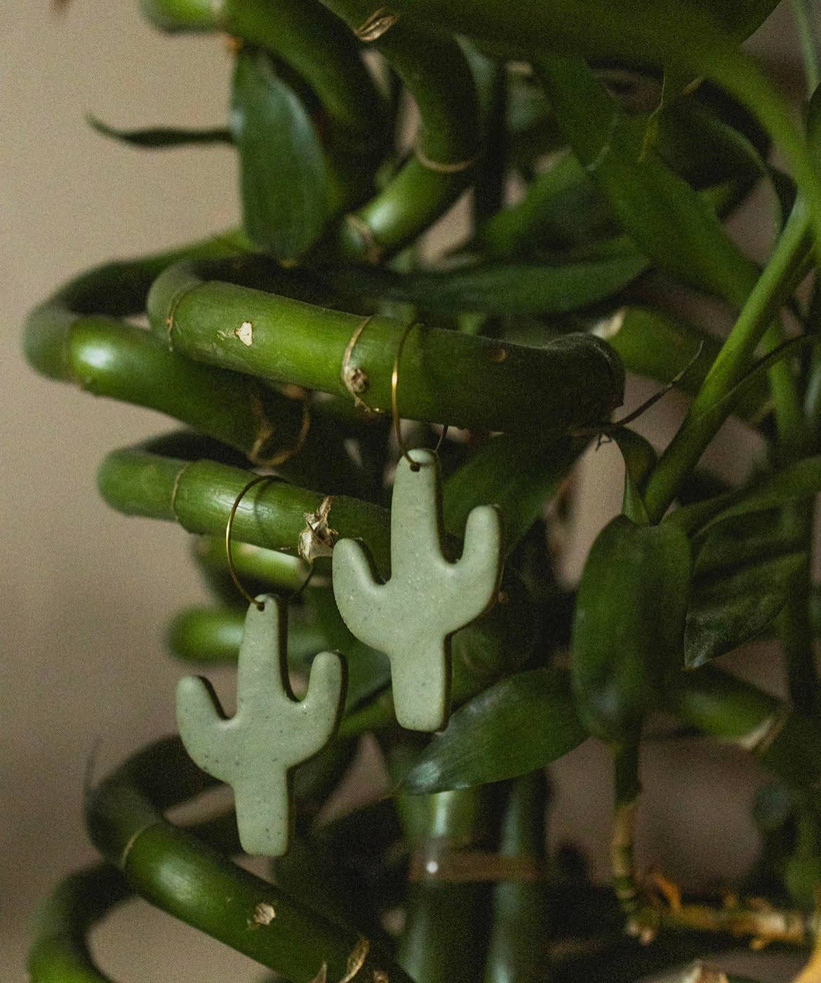 Earth + Clay Collective - Venta al por mayor Pendientes colgantes - Pendientes de arcilla polimérica con aros de cactus0