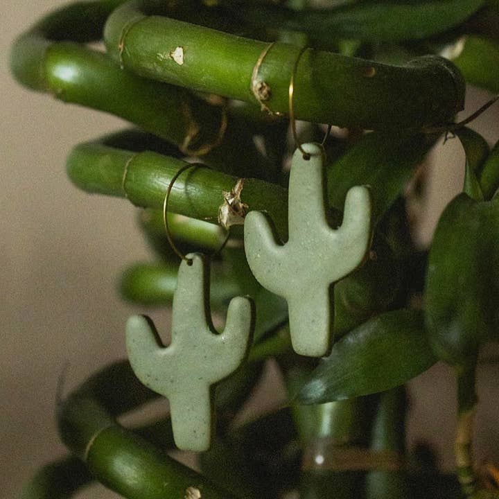 Earth + Clay Collective - Venta al por mayor Pendientes colgantes - Pendientes de arcilla polimérica con aros de cactus0