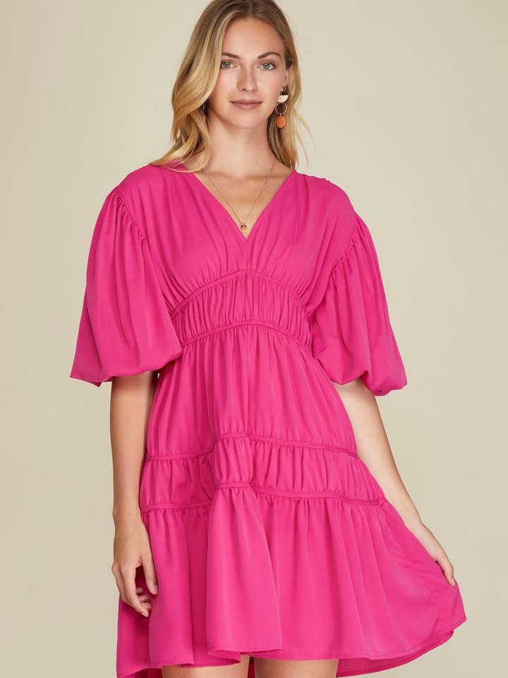 MINIKJOLE MED LAGDELT VÆVNING OG BALLONÆRMER I HOT PINK for engroshandel hos Stylish Wholesale