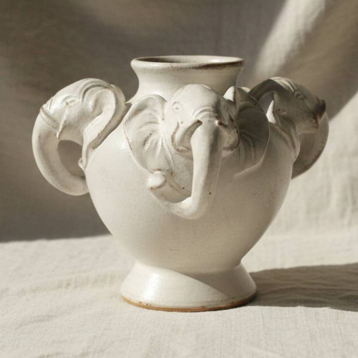 Pot en céramique éléphant fait main pour la vente par Sok Living
