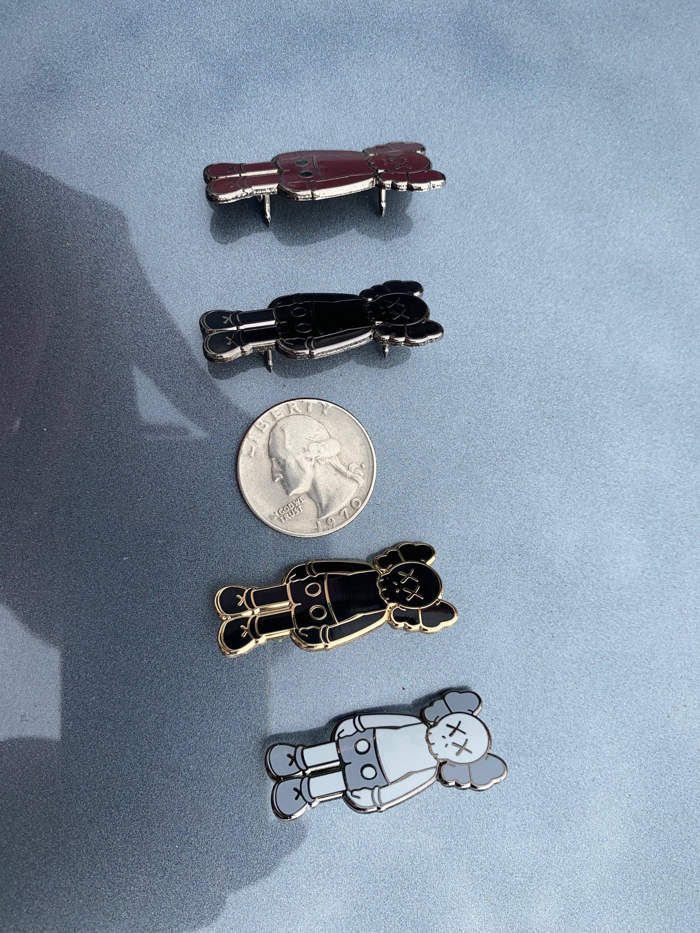 Hype Pins - Venta al por mayor Botón/prendedor - Pin HypeBeast KAWS Pin de esmalte duro blanco2