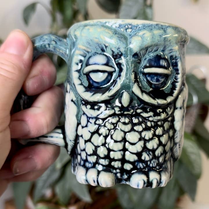 Tasse Sleepy Owl en indigo et vert pour la vente par Narrow Dog Pottery