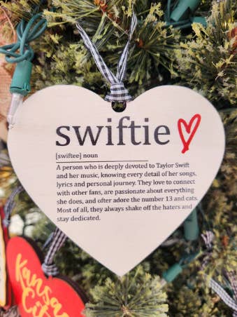 Swiftie Hjärtprydnad för wholesale av Shut The Front Door KC