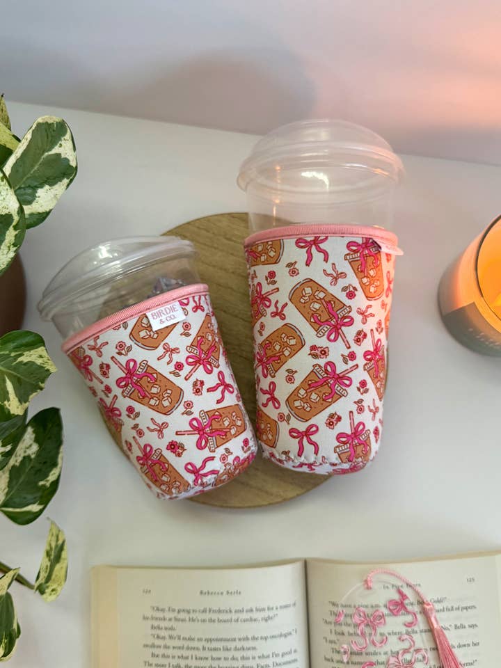 Manchette à café glacé Coffee and Bows, Manchette à café tendance pour la vente par Birdie & Co.
