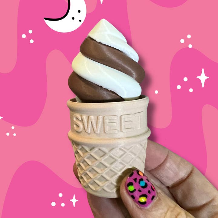 Glace Chocolat Vanille Twist Jouet Anti-Stress Porte-clés pour la vente par The Foxy Hipster