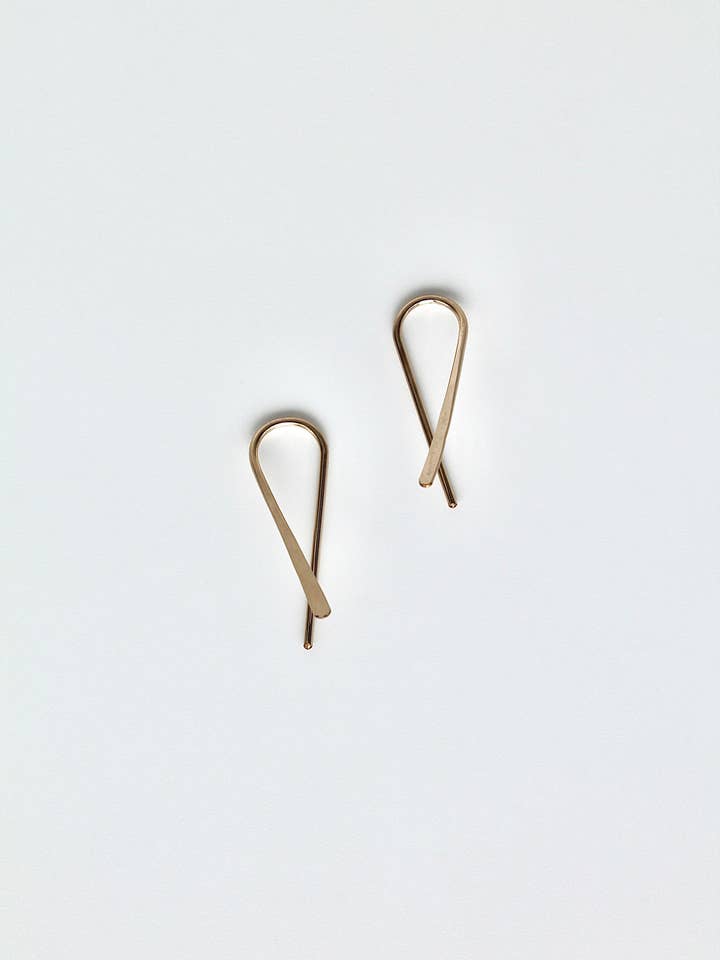Boucles d'oreilles filaires en forme de V martelé pour la vente par Flux Studio