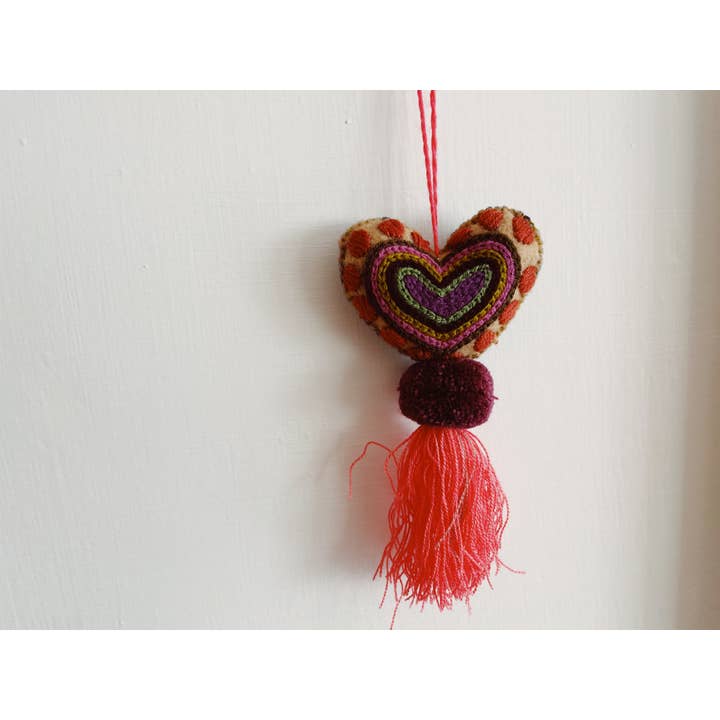 Pura Vida - Wholesale Ornament - Kerstversiering met geborduurd hart en luipaardkwastje1