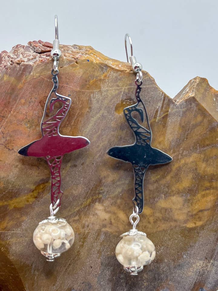 Arabesque ballerina dingler med ægte blomst perler for engroshandel hos Vivian Treasury