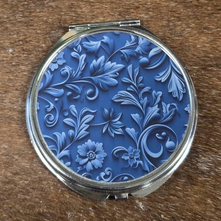 Miroir compact aspect cuir "outillé" bleu pour la vente par Oak Spring Creations