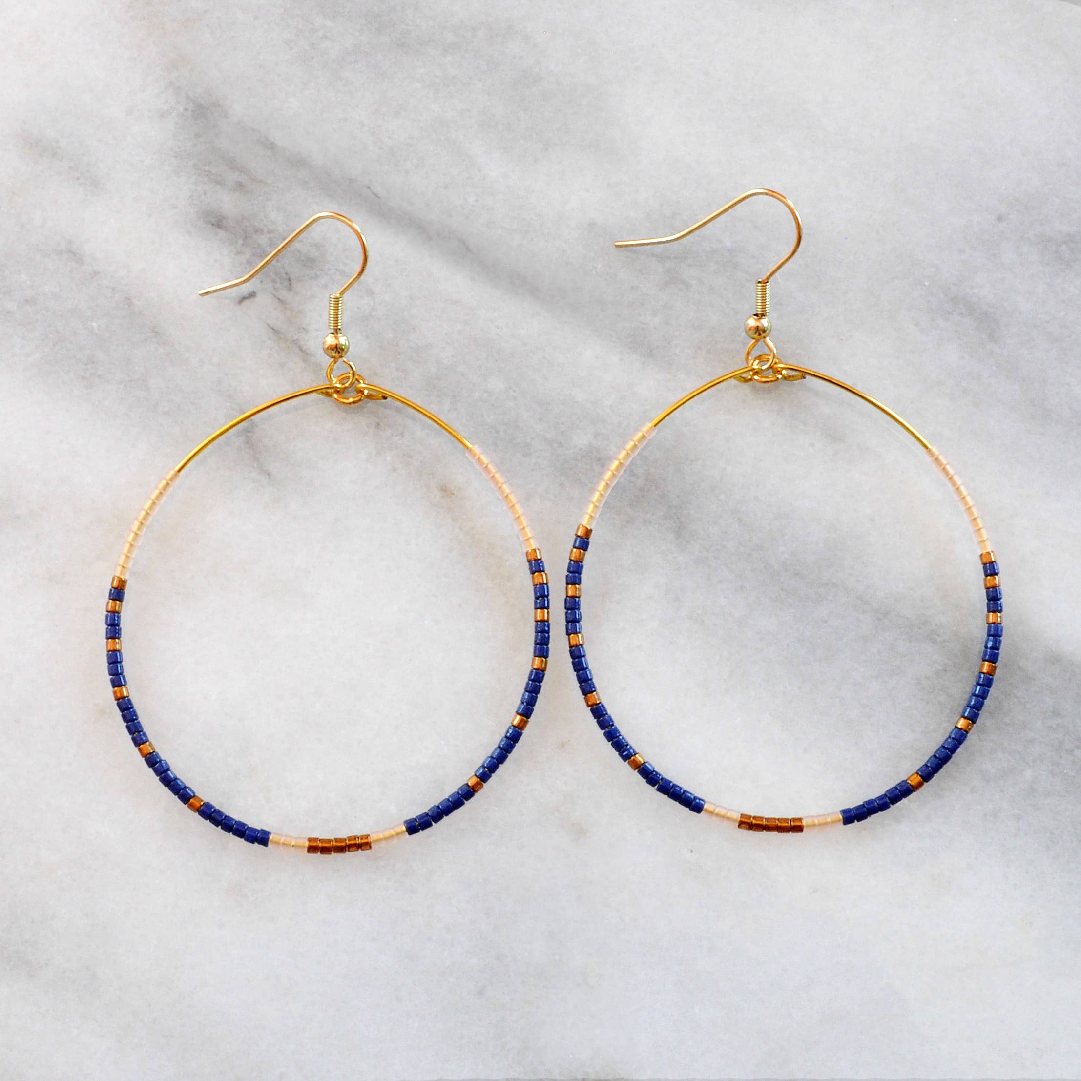 Libby & Smee – wholesale Hängande örhängen – Stora guldpärlformade dinglande hoopörhängen2