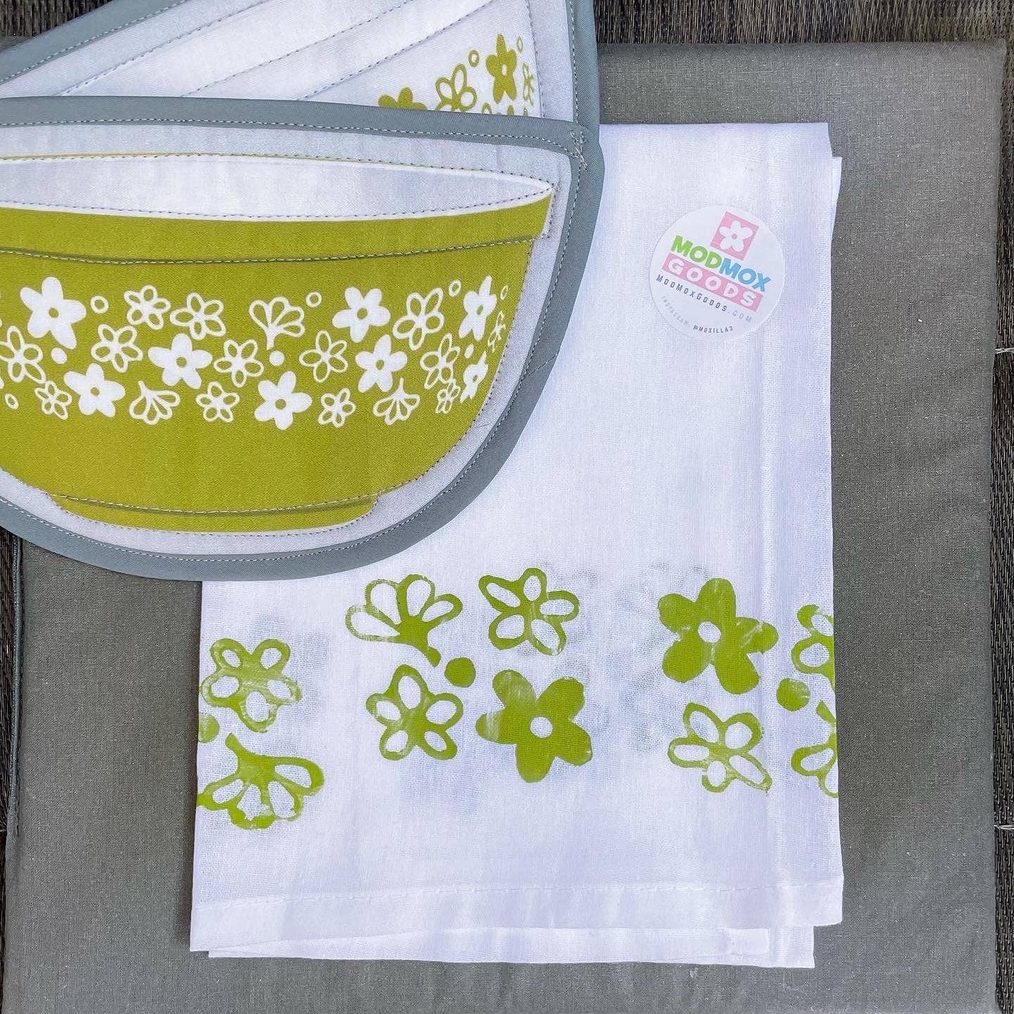 ModMoxGoods - Wholesale Oven Mitt/Pot Holder - 2 Potholders - Pyrex Spring Blossom Bowl Shape Pot holders1