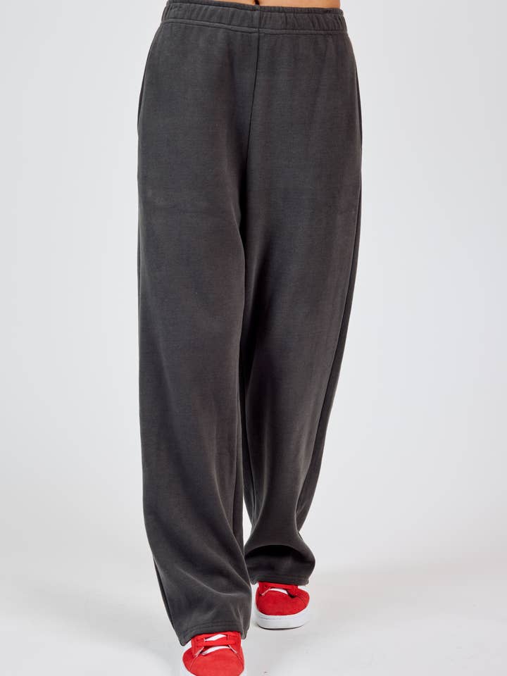 Trainingsbroek met wijde pijpen van Relaxed Stay: CHARCOAL voor wholesale door Sadie & Sage