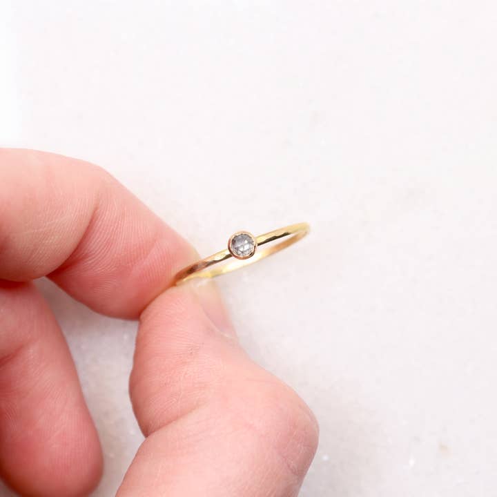 Esme – wholesale Solitairering – Salt och peppar diamantring i massivt 14 k guld