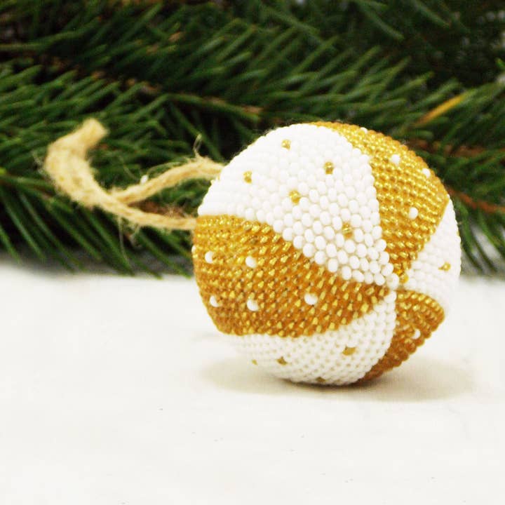 Ornement à pois blancs dorés, décoration de Noël moderne minimaliste à rayures et pois pour la vente par Ninolia