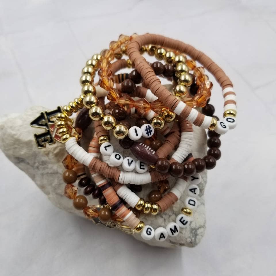 The Pretty Jewellery – Pulseira com pendente por atacado – Braceletes de Futebol Gameday Heishi Stretch - Conjunto de 101