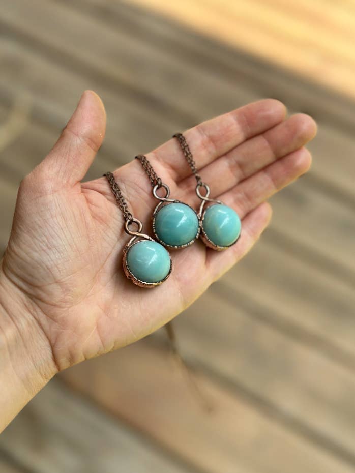 Collana con sfera di cristallo di amazzonite verde per la vendita all'ingrosso da parte di Gratefully Dreaming