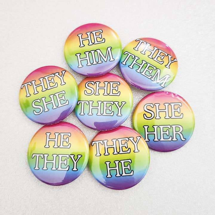 Bottoni con pronome arcobaleno per la vendita all'ingrosso da parte di Quiet Mischief and Company