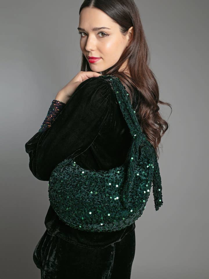 BOLSO NESSA HALF MOON CON LENTEJUELAS EN VERDE para venta al por mayor de NOOKI DESIGN LTD