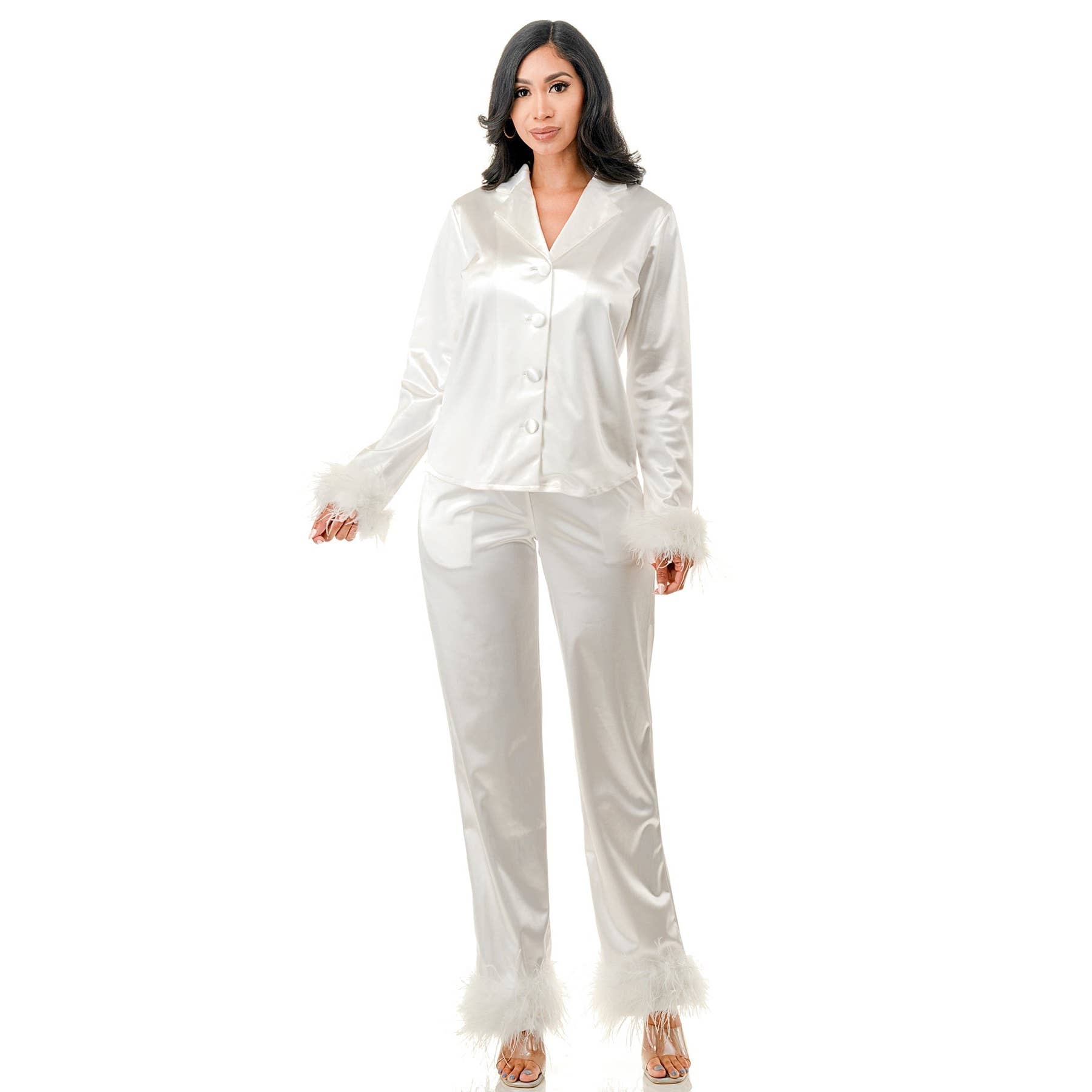 Black Pearl Clothing – Großhandel Schlafanzug-Set – Damen – Plus Pyjama-Set aus Satinhemd und Hose mit Federbesatz1