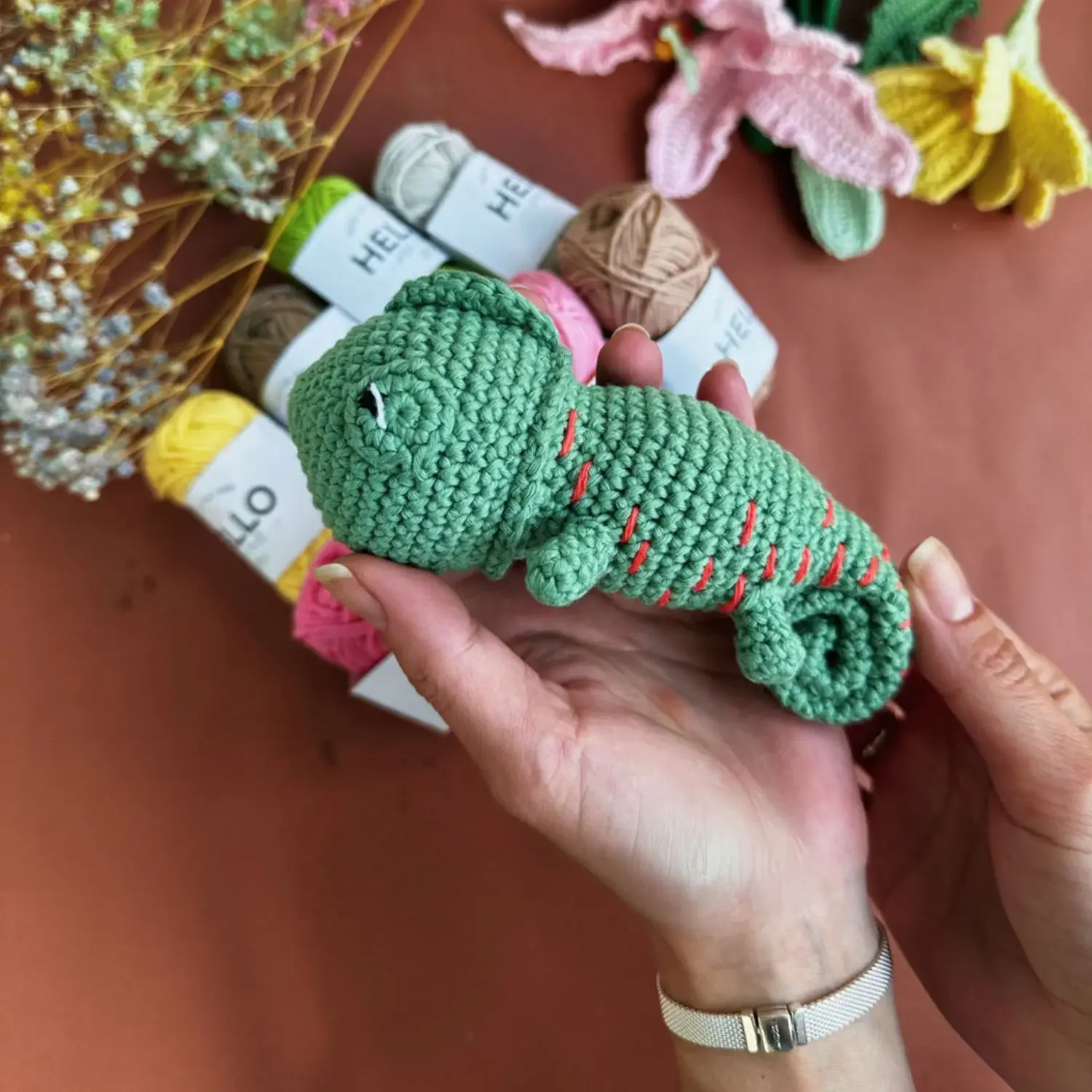 Creative World of Crafts - Wholesale Knitting/Crochet Supplies - Knitty Critters - Pouch Pals - Karen Chameleon0