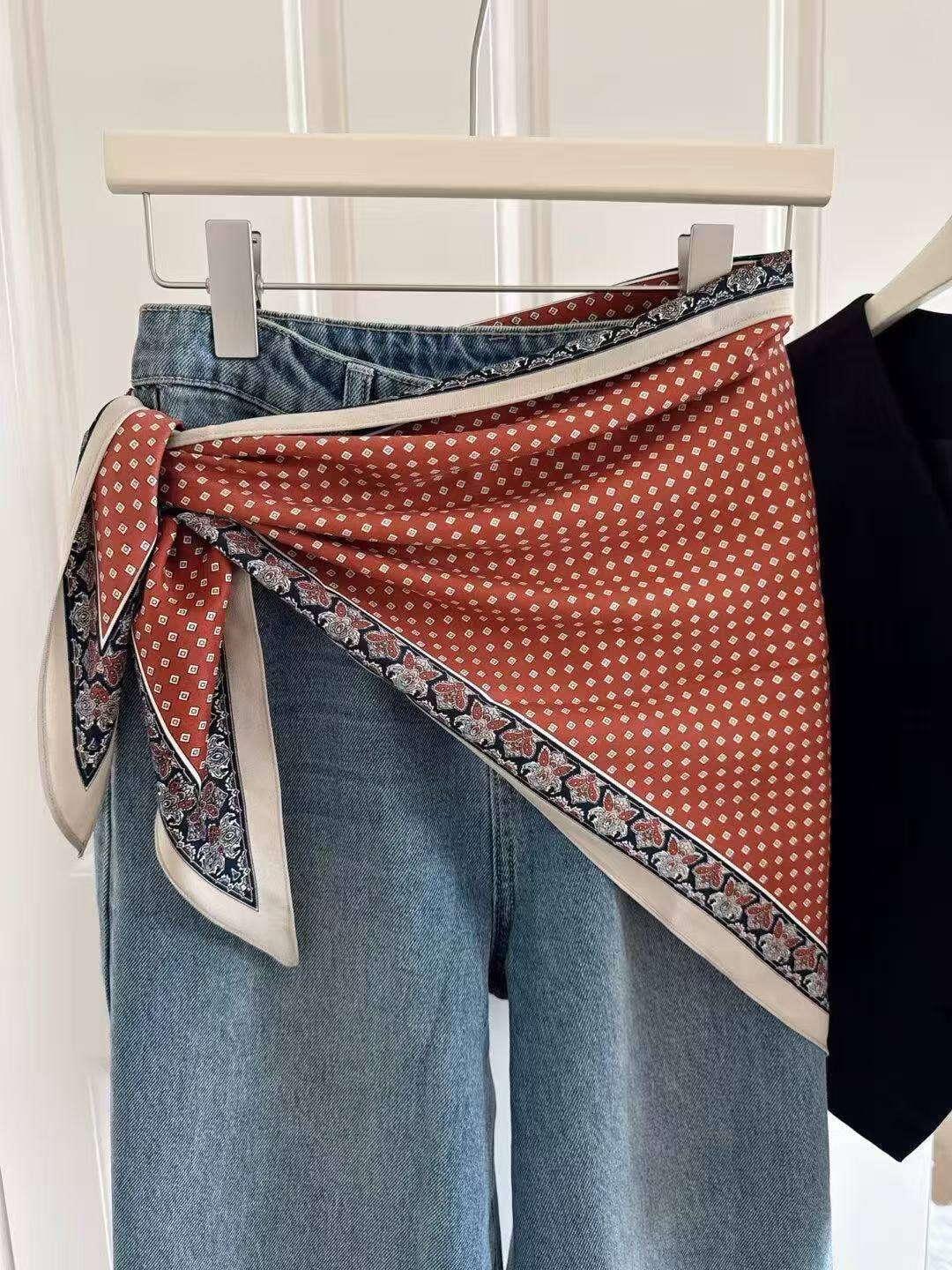 JC Sunny Fashion – wholesale Scarf – Women's – JC023328T Printed Triangle Scarf – Bandana Style Wrap / Shawl23