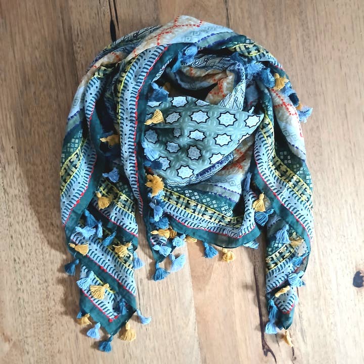 Sciarpa Quadrata in Cotone Ricamata con Pompom 46209 per la vendita all'ingrosso da parte di Cinnamon Creations