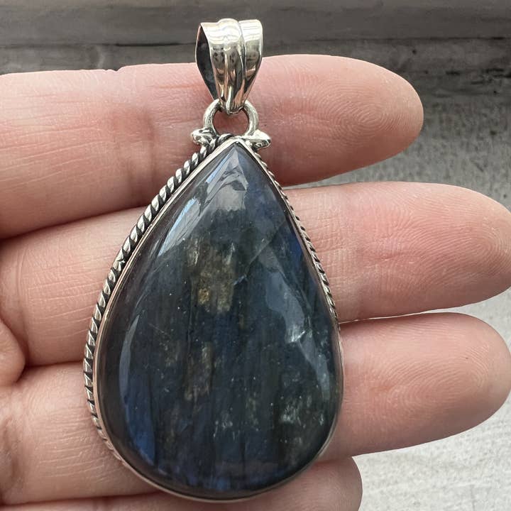 Pendentif en argent sterling 925 avec goutte de larme en labradorite naturelle pour la vente par GTG Gems Corp
