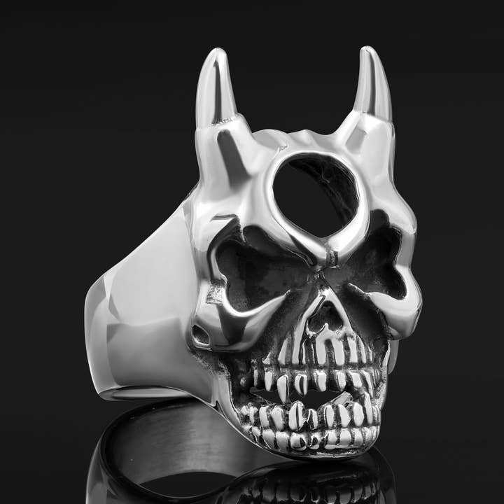 Zilveren Gotische Gehoornde Duivel Ring voor wholesale door Custom Plugs