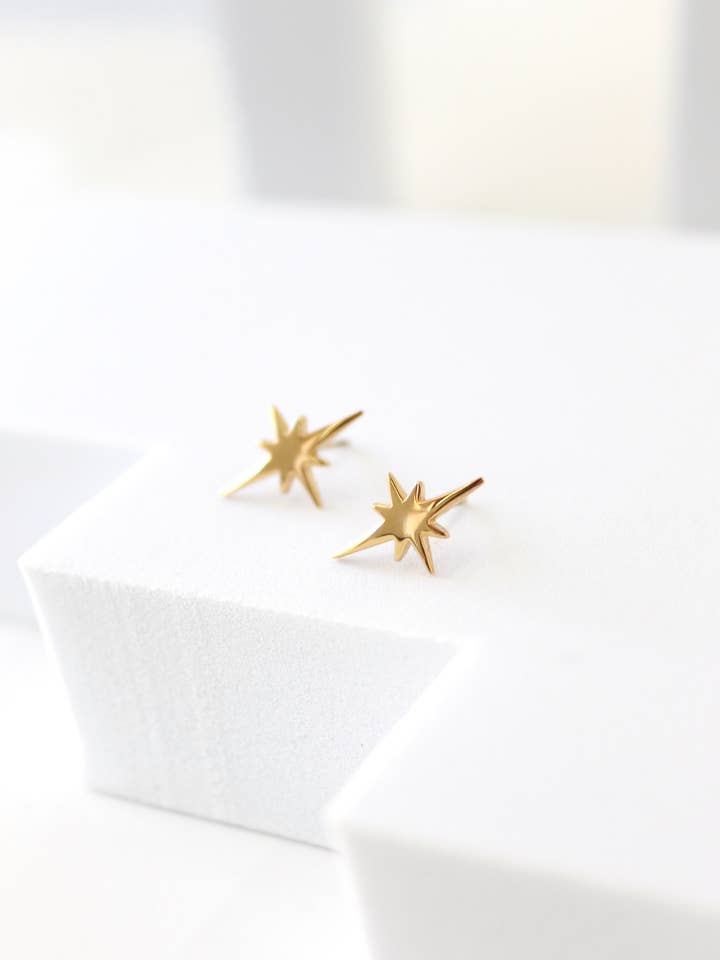 Stjärnformade stiftörhängen | Himmelska örhängen | Stjärnörhängen för wholesale av STUDIYO Jewelry