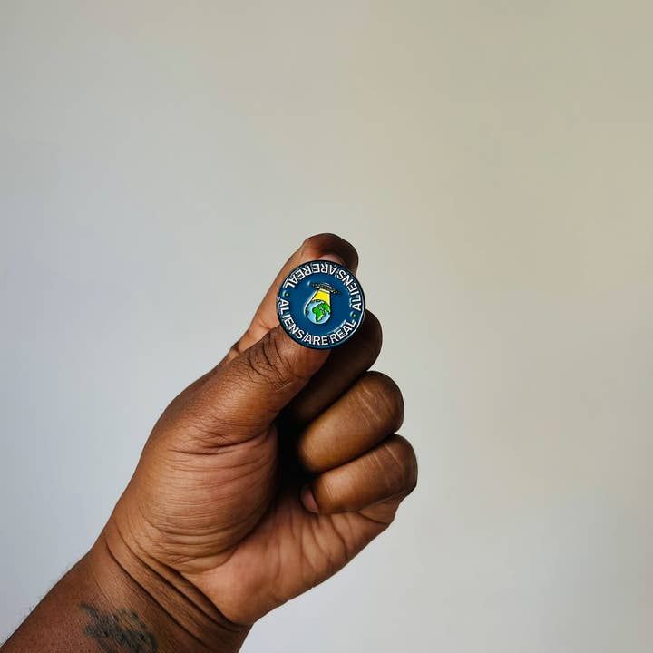 G + RIZZ - Wholesale Lapel Pin/Button - ALIENS ARE REAL PIN