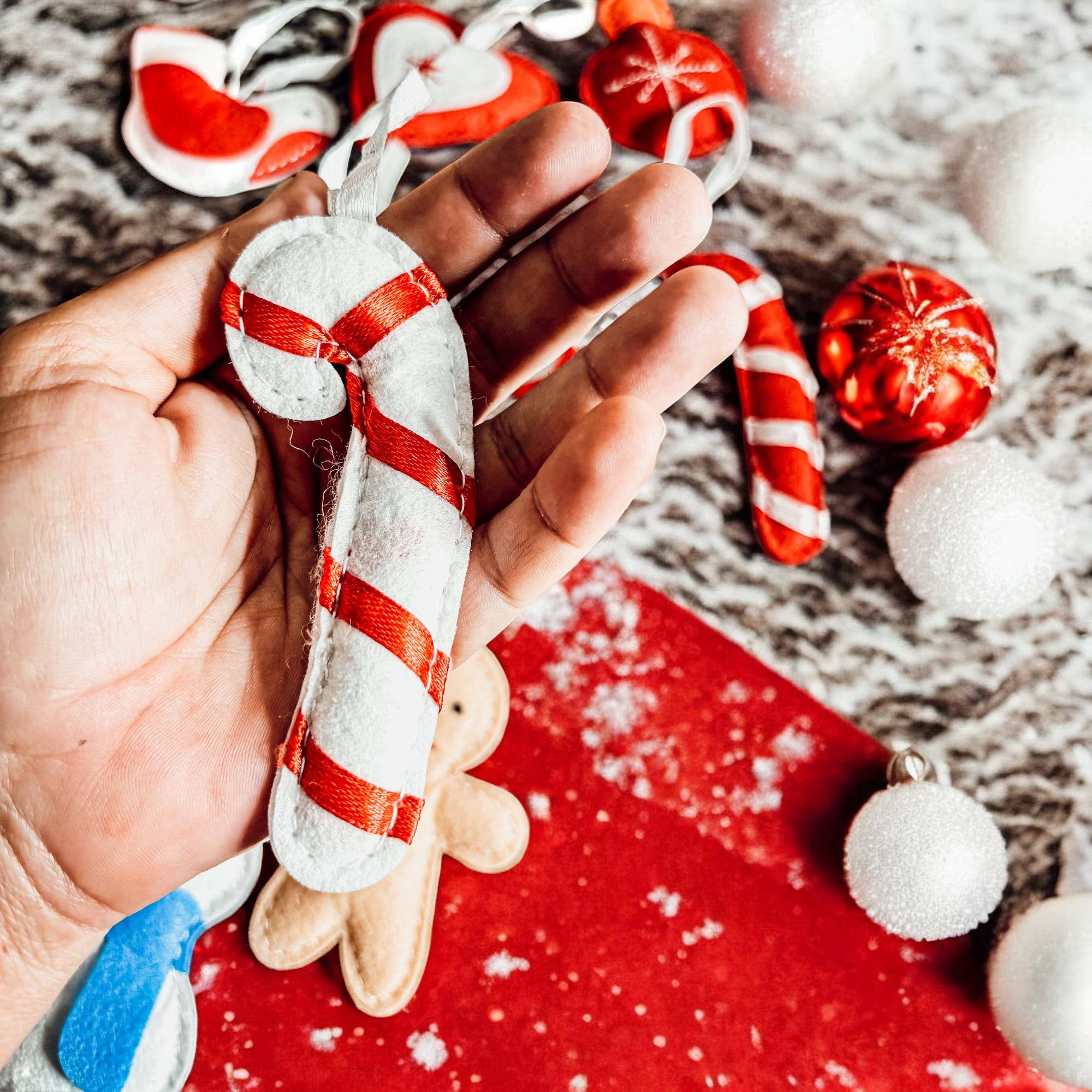 Gia Roma – Großhandel Adventskalender – Wiederverwendbarer Adventskalender aus Filz mit hängenden Plüschornamenten12