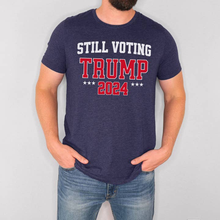 Still Voting Trump 2024 T-shirt met grafische print voor wholesale door God And Glory Gifts