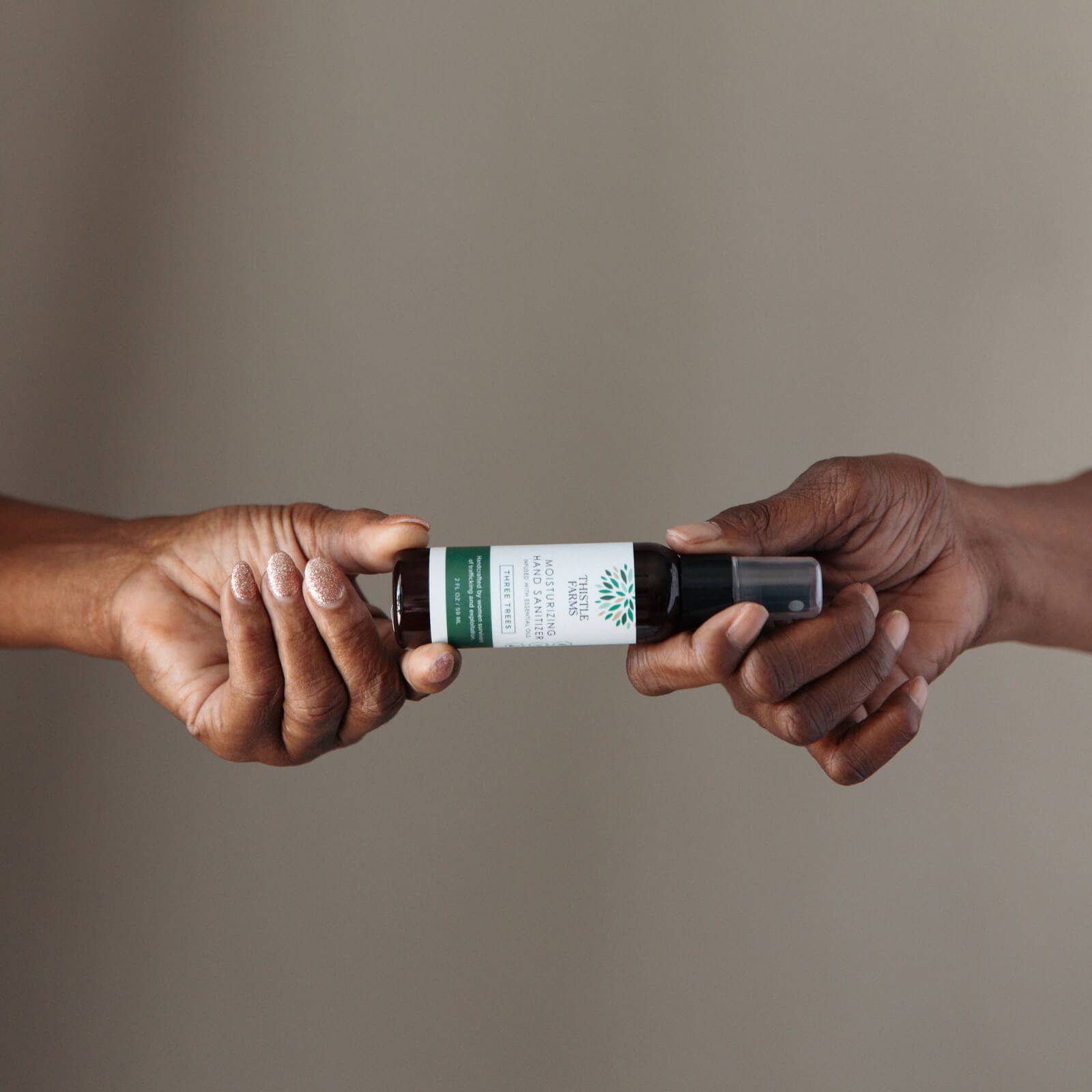 Thistle Farms - Vente Désinfectants pour les mains - Spray désinfectant pour les mains hydratant Holiday Three Trees 59 ml4