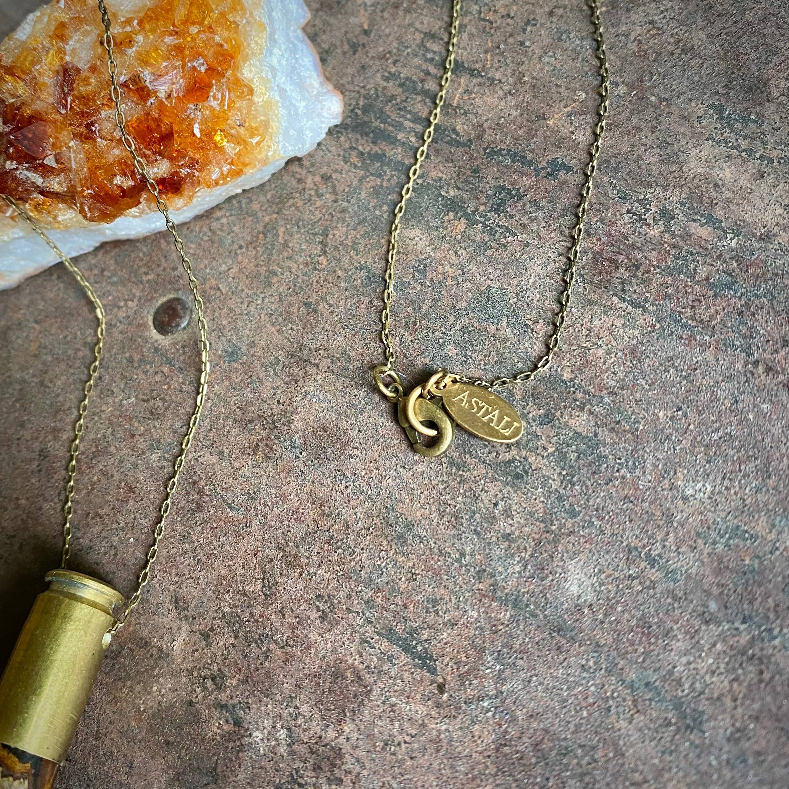 Antiquado Colar de dentes de búfalo - Antiquado, invólucros em concha, dentes reais para venda a revendedores na Faire6