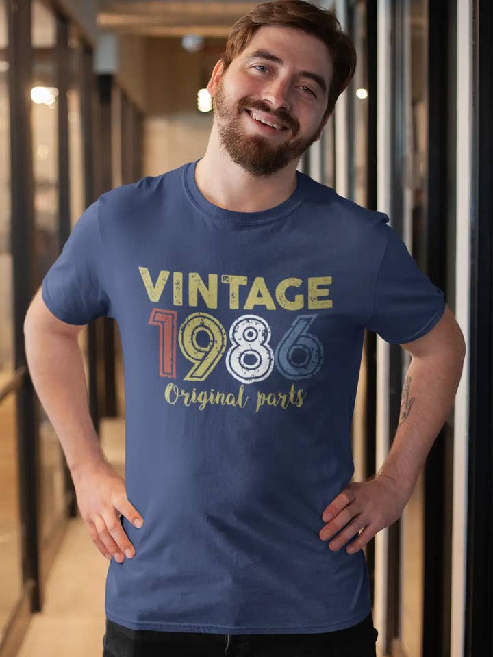 ULTRABASIC - T-shirt en jean vintage 1986 à imprimé graphique pour homme pour la vente par ULTRABASIC