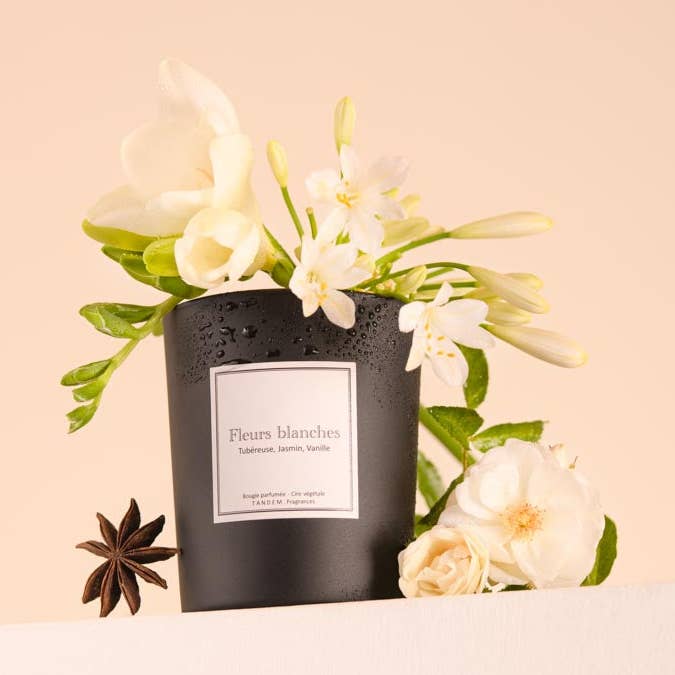 White flowers scented candle black glass for wholesale by T A N D E M . Fragrances