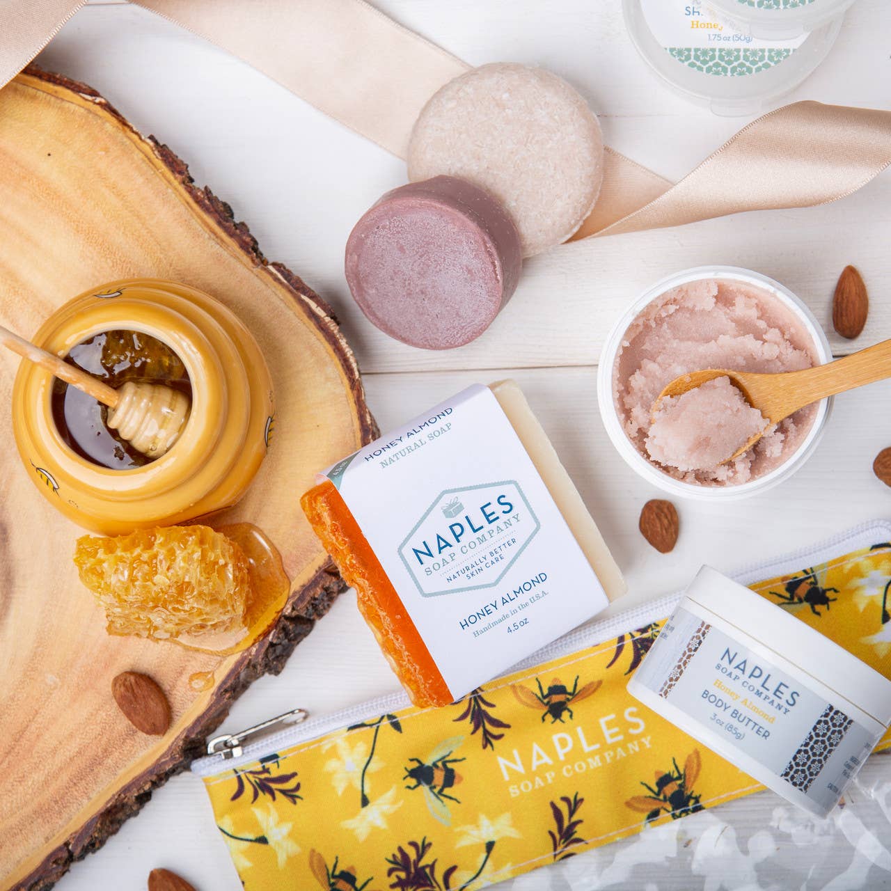 Naples Soap Company | Clean Beauty, Natural Bath & Body - Vente Set de bain et corps - Collection Classiques Culte Amande Miel1
