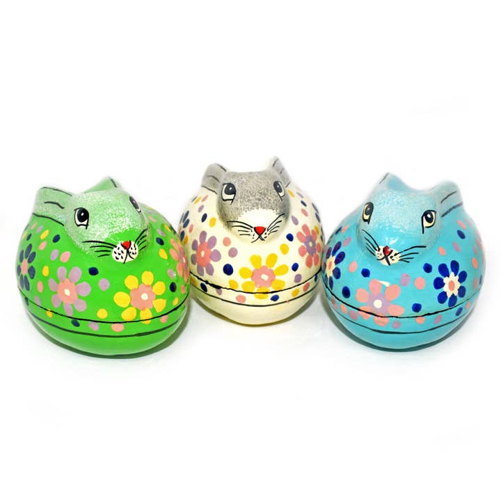 Assortiment de lapins de Pâques peints à la main en papier mâché cachemiri pour la vente par Fair to Trade Ltd
