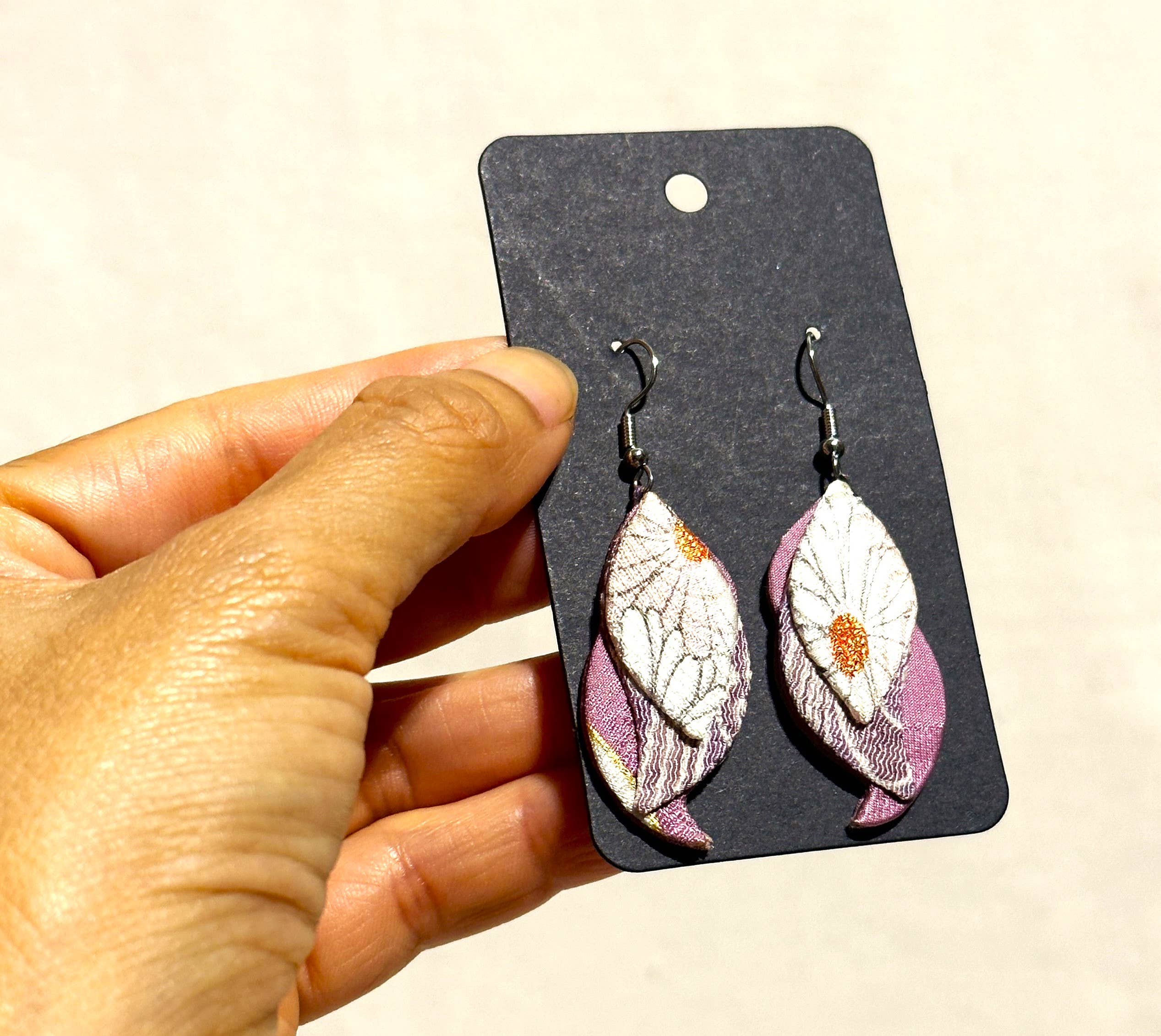 Sophie Silks - Wholesale Hangende/ronde oorbellen - Hangende kimono-oorbellen in visvorm6