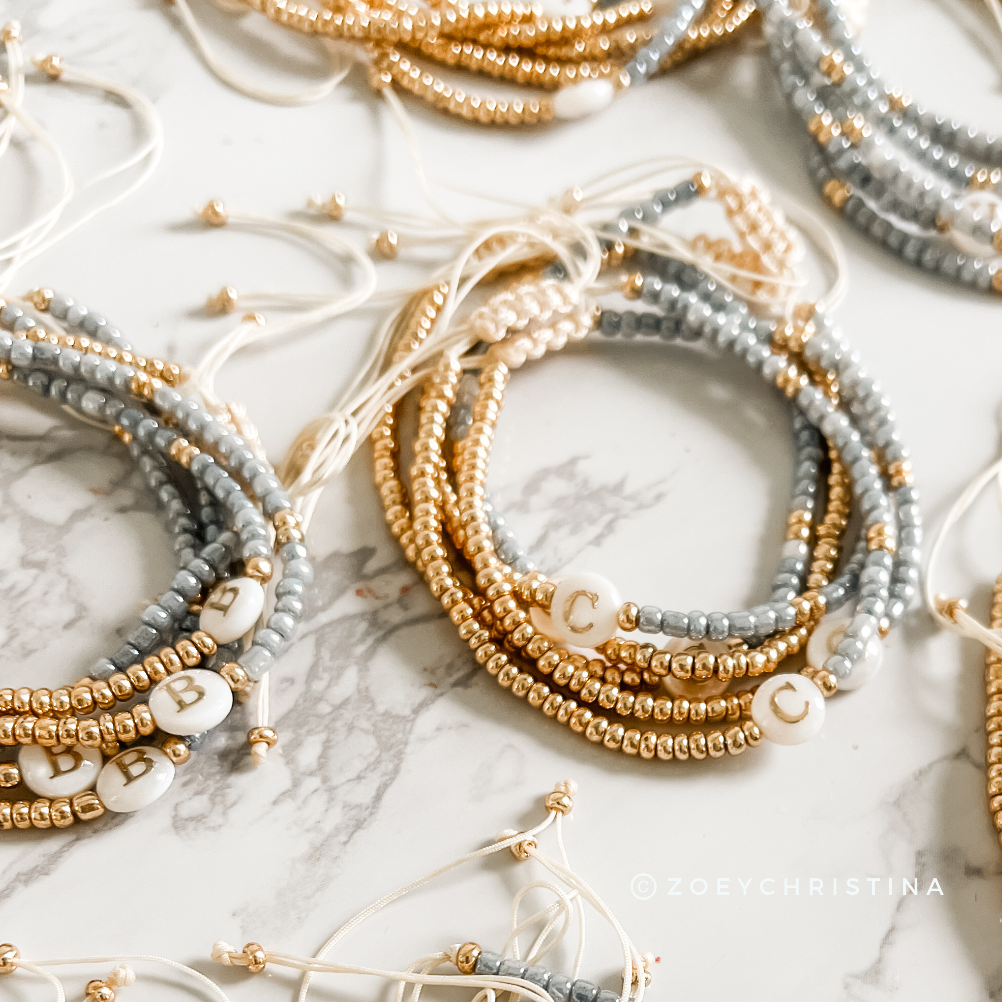 Zoey Christina - Vente Bracelet de perles - Bracelets à Initiales Délicats en Bleu & Or - Individuel4