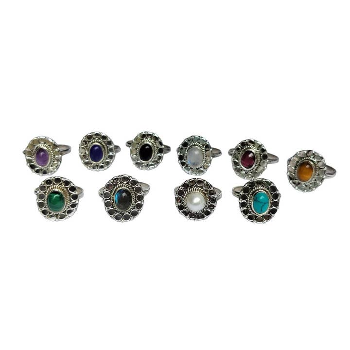 Packung mit 10 handgefertigten Ringen aus 925er-Silber mit Edelsteinen für den Großhandel von SILVER CAVE