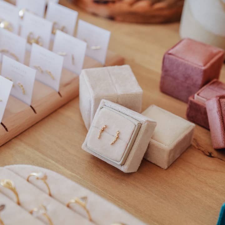 JaxKelly – Großhandel Schmuckschatulle/-Organizer – Velours-Schmuckkästchen - quadratisch - Creme1