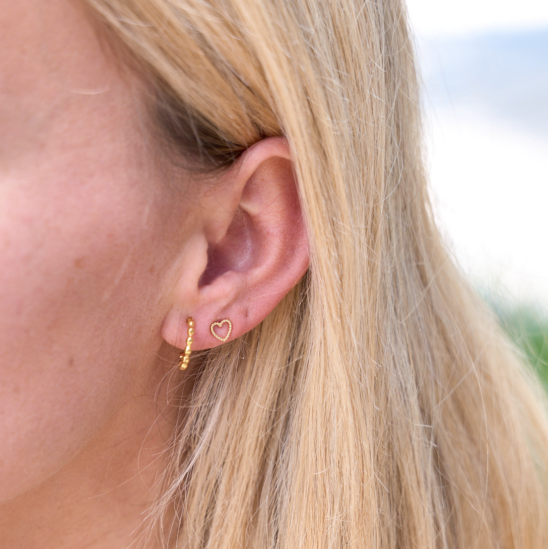 Nikki Smith Designs - Vente Clous d'oreille - Mini-boucles d'oreilles à tige en forme de cœur en or1