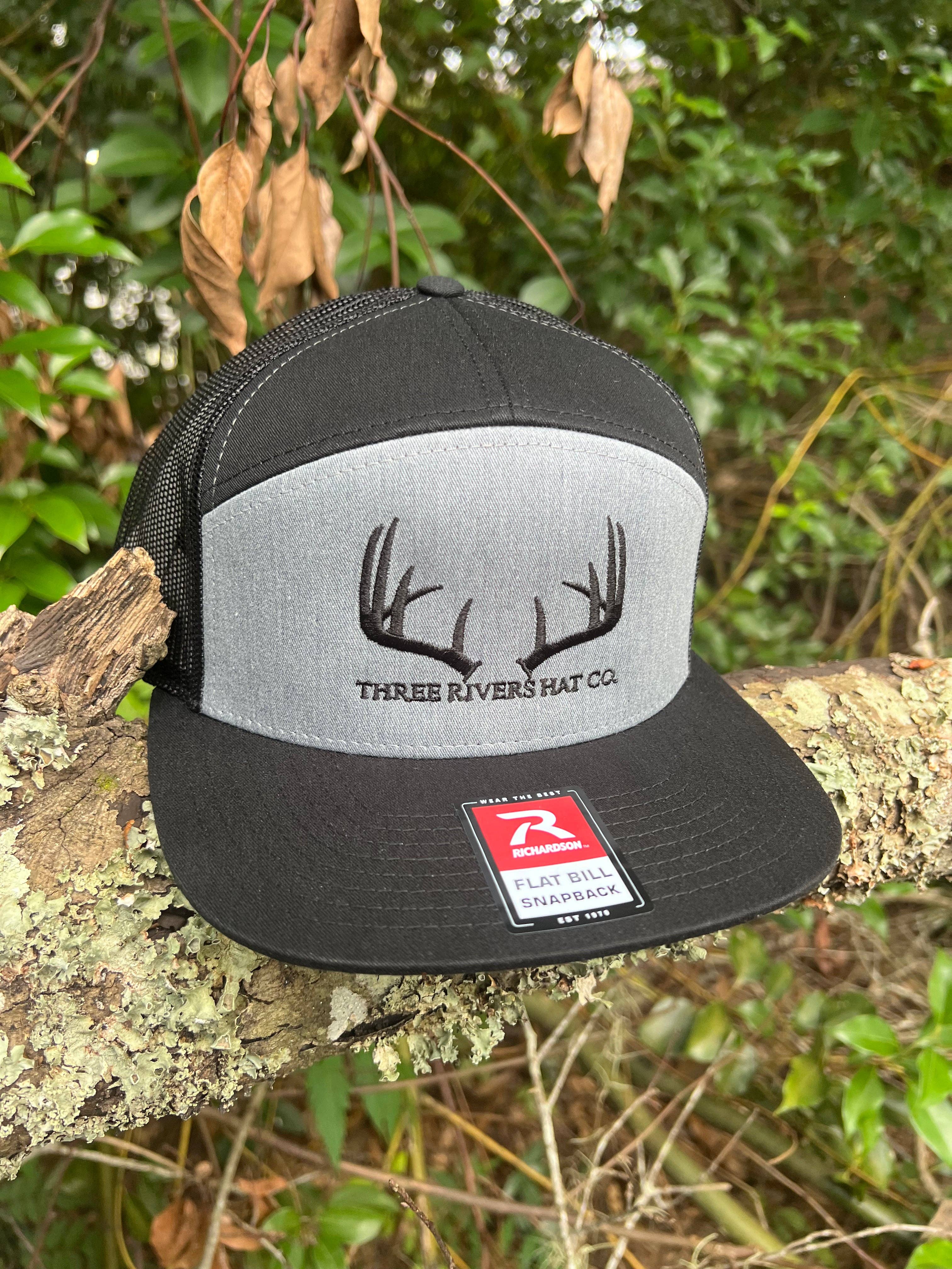 Three Rivers Hat Co. - Vente Casquette de camionneur – unisexe - Casquette Snapback à Visière Plate - Classic Whitetail Rack - Richardson 1686