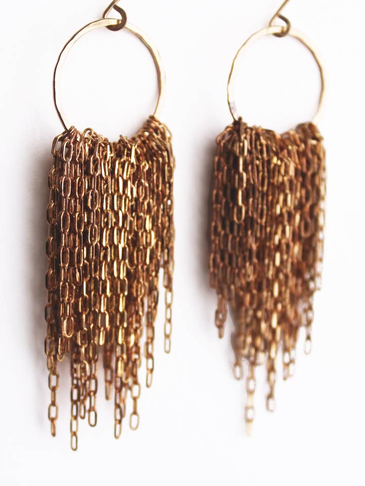 Boucles d'oreilles : pompon court : or/laiton pour la vente par Moss Follows