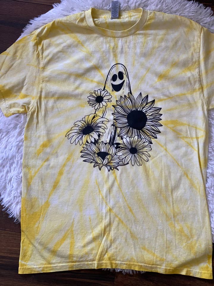 T-shirt Tie Dye jaune WS Sunflower Ghost pour la vente par Abby Grey Farm