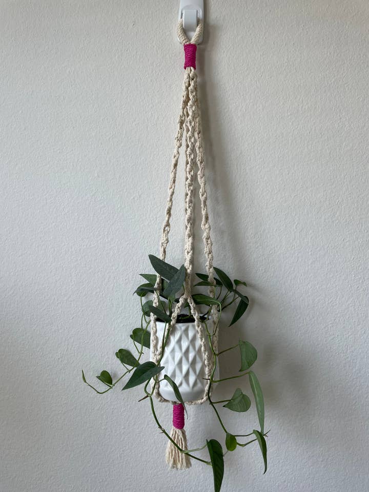 Cintre en macramé bicolore pour la vente par Monsteras and Macrame